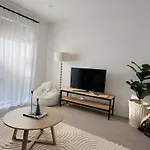 2 Bedroom House In Flatbush, Free Wifi , Free Parking