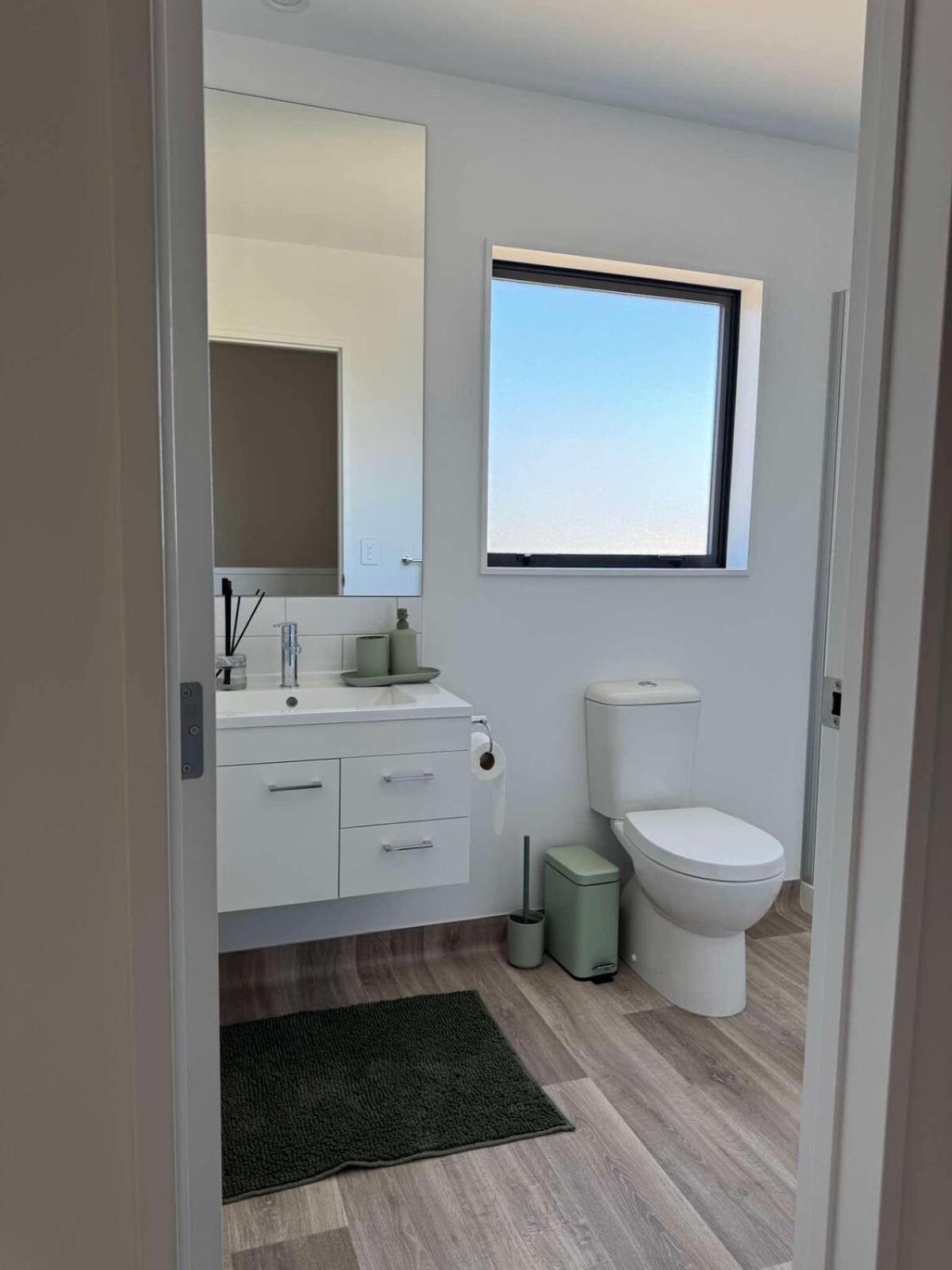 Apartment 2 Bedroom House In Flatbush, Free Wifi , Free Parking