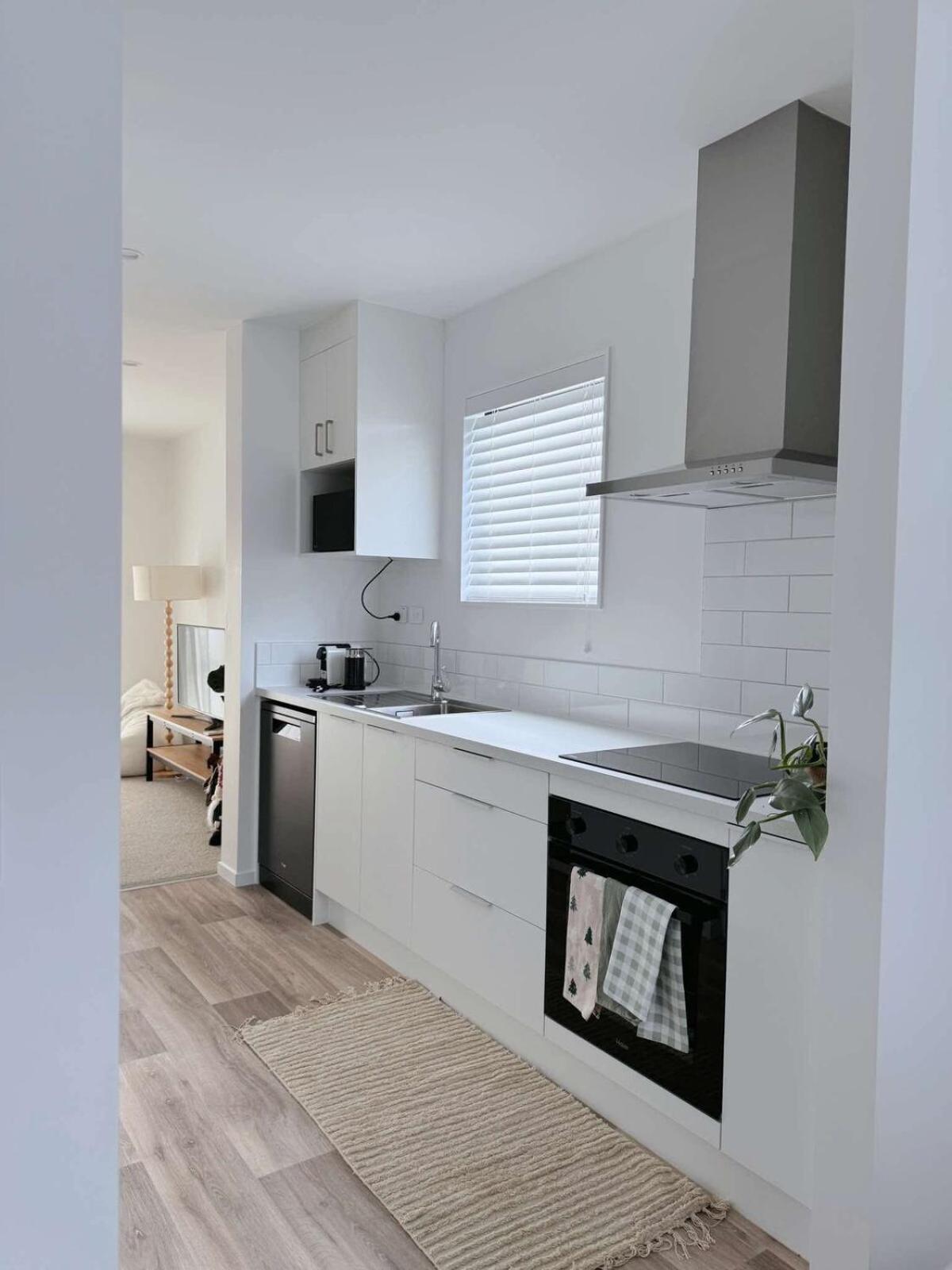 2 Bedroom House In Flatbush, Free Wifi , Free Parking Apartment *