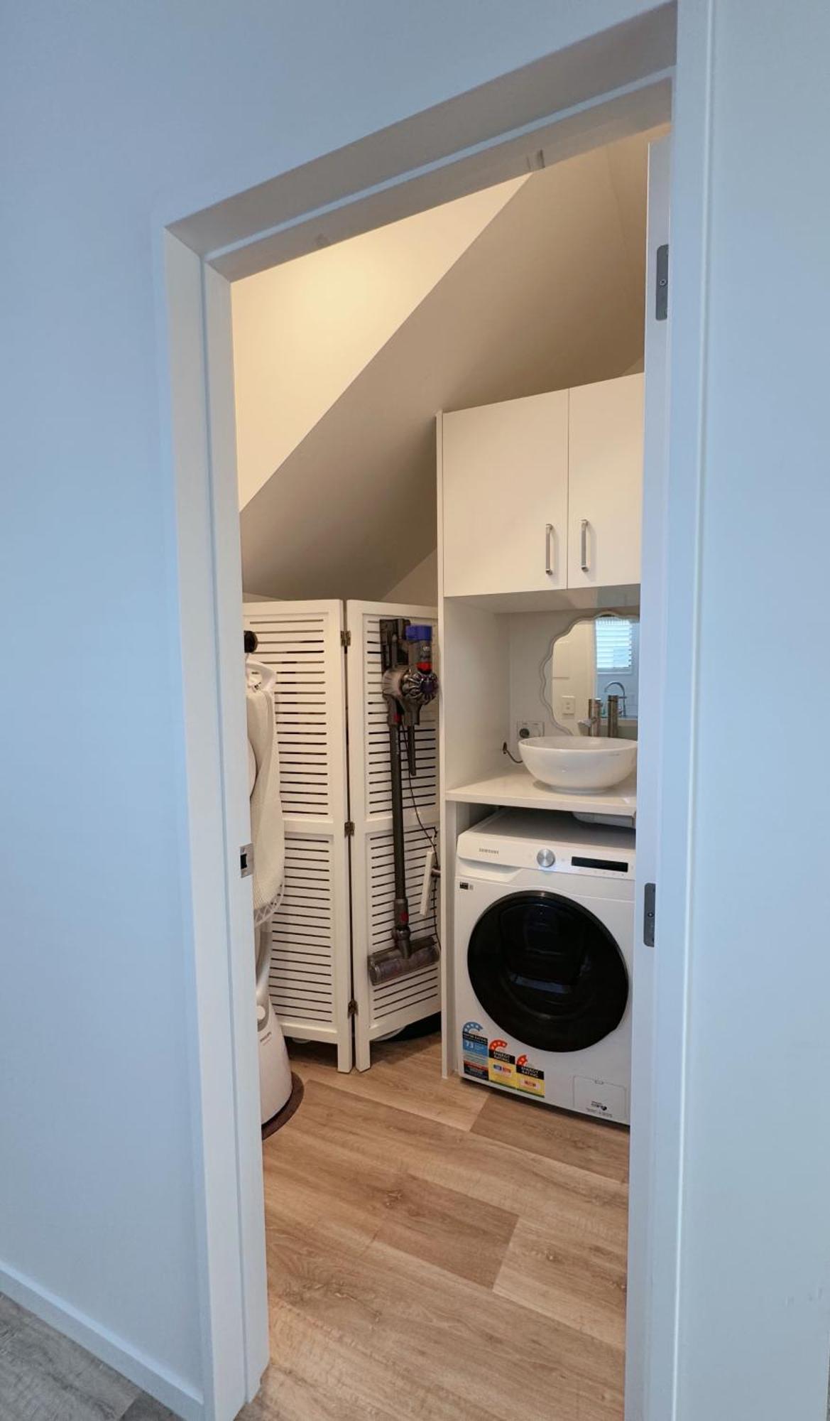 2 Bedroom House In Flatbush, Free Wifi , Free Parking